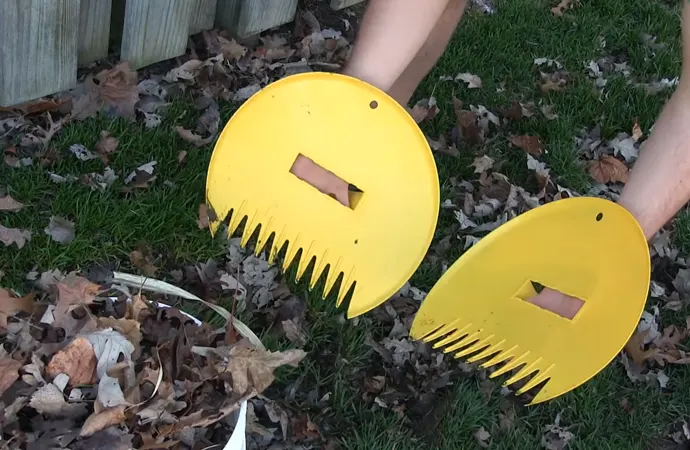 A leaf scoop is a small rake with flat tines with rounded edges fanning outward in the shape of a fan.