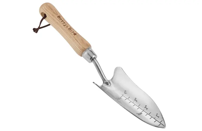 A measuring trowel has traditional blades with curved sides.